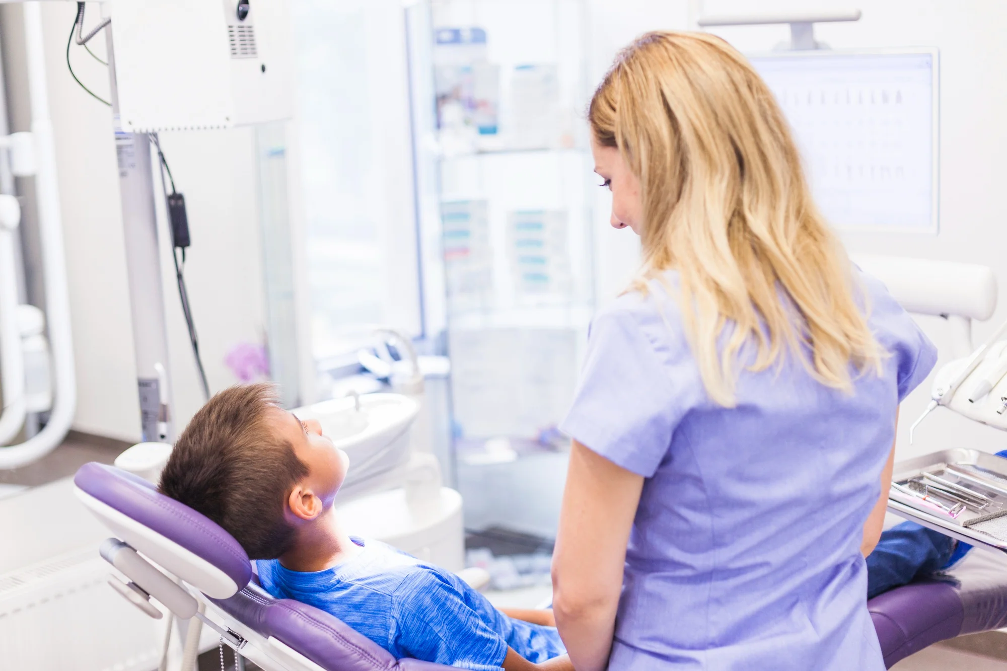 Medic LUMEN DENTAL în timpul unei consultații
